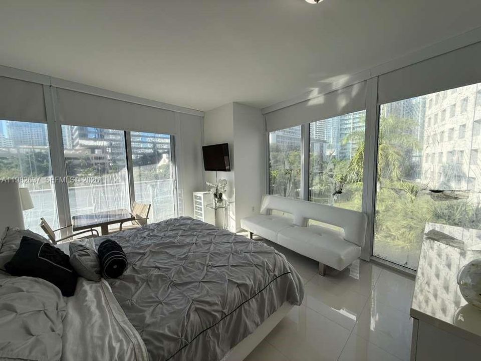 For Sale: $860,000 (2 beds, 2 baths, 1255 Square Feet)
