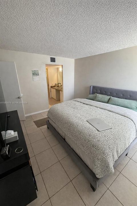 For Sale: $115,000 (1 beds, 1 baths, 800 Square Feet)