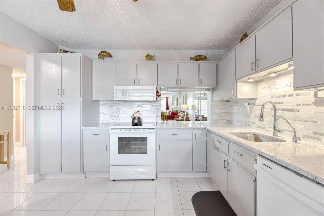 На продажу: $169,000 (2 спален, 2 ванн, 1350 Квадратных фут)