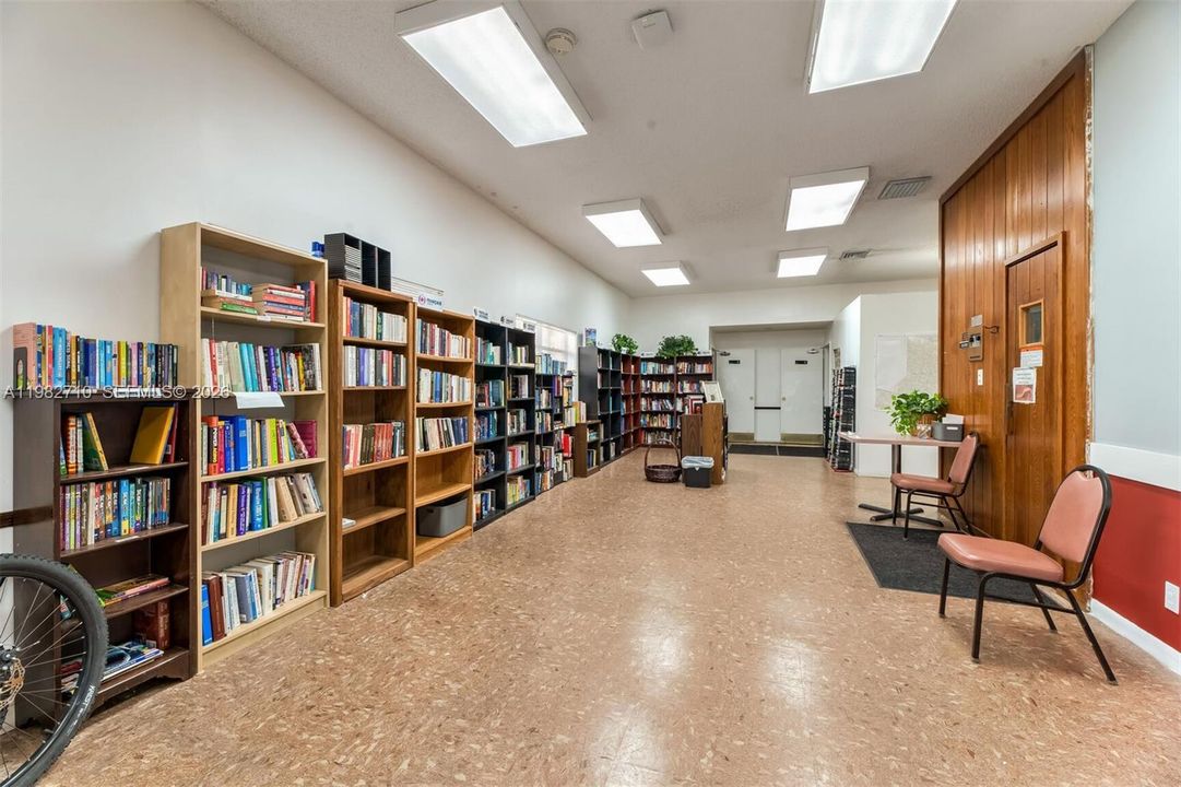 На продажу: $169,000 (2 спален, 2 ванн, 1350 Квадратных фут)