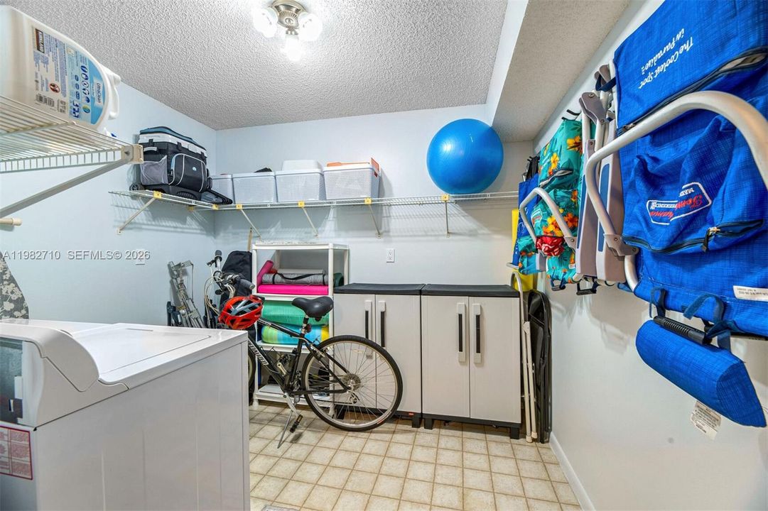 На продажу: $169,000 (2 спален, 2 ванн, 1350 Квадратных фут)