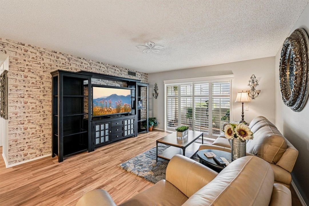 6-web-or-mls-W Greenway Dr-S1202-006