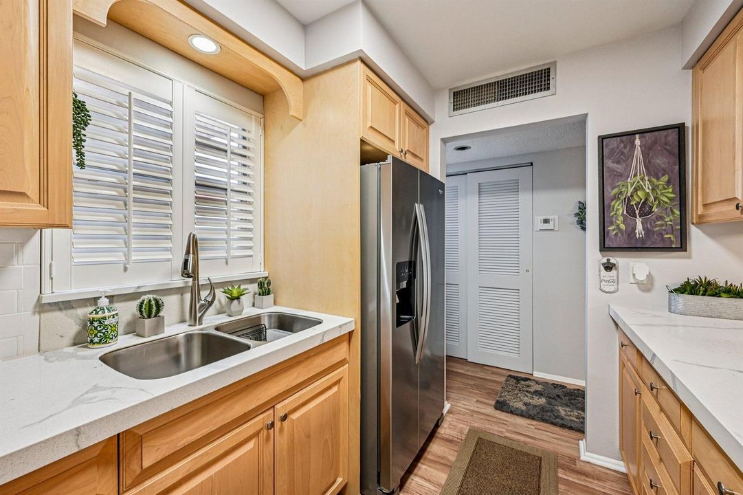 16-web-or-mls-W Greenway Dr-S1202-016