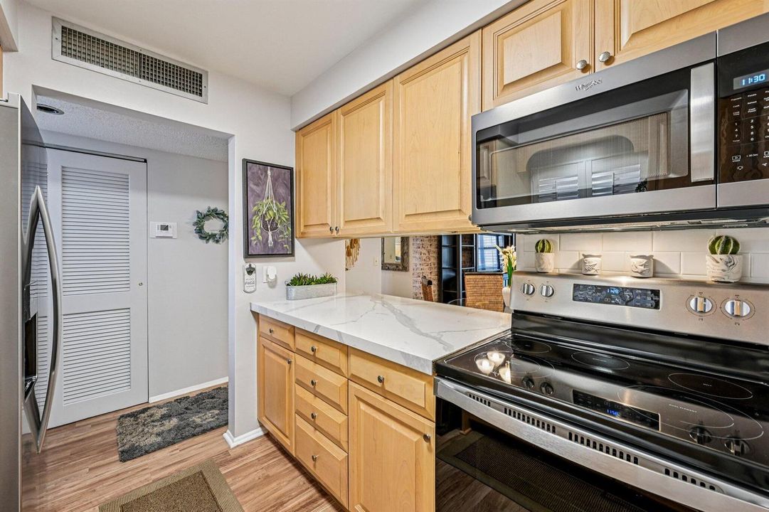 15-web-or-mls-W Greenway Dr-S1202-015