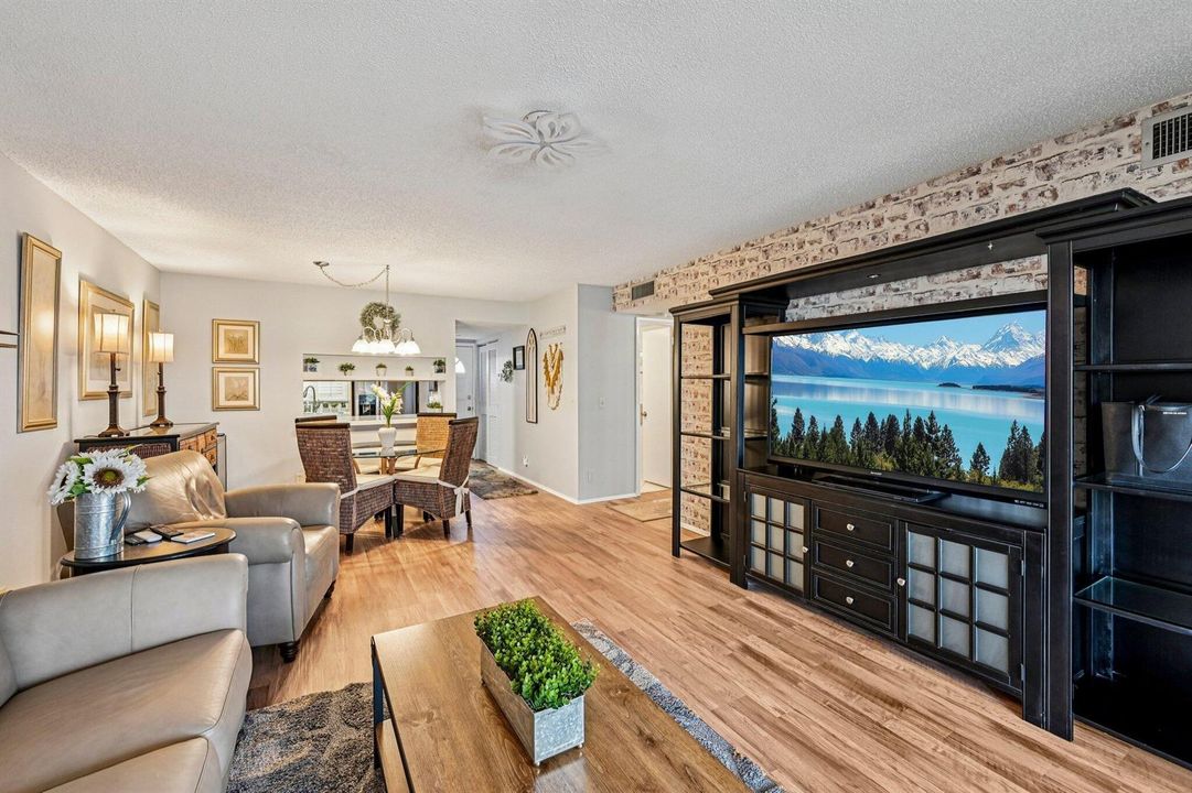 8-web-or-mls-W Greenway Dr-S1202-008