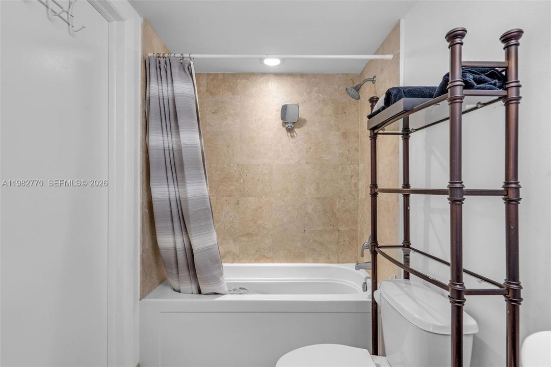 For Sale: $380,000 (1 beds, 1 baths, 704 Square Feet)