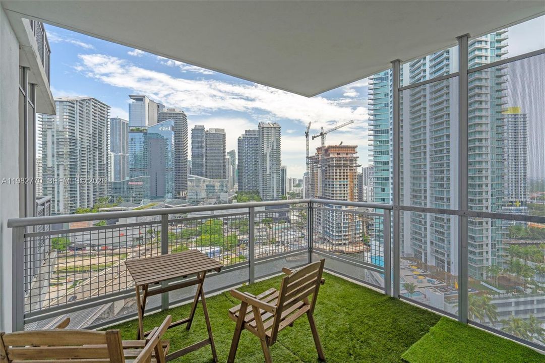 For Sale: $380,000 (1 beds, 1 baths, 704 Square Feet)