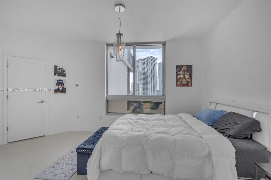 For Sale: $380,000 (1 beds, 1 baths, 704 Square Feet)