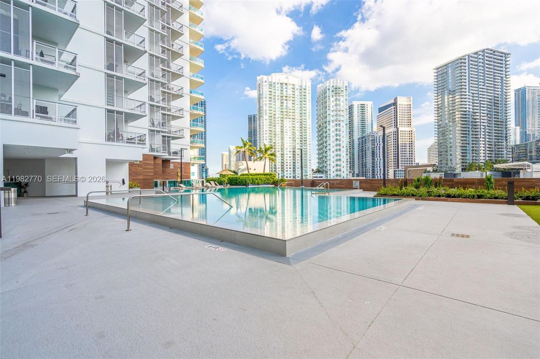 For Sale: $380,000 (1 beds, 1 baths, 704 Square Feet)