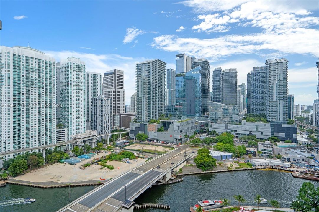 For Sale: $380,000 (1 beds, 1 baths, 704 Square Feet)