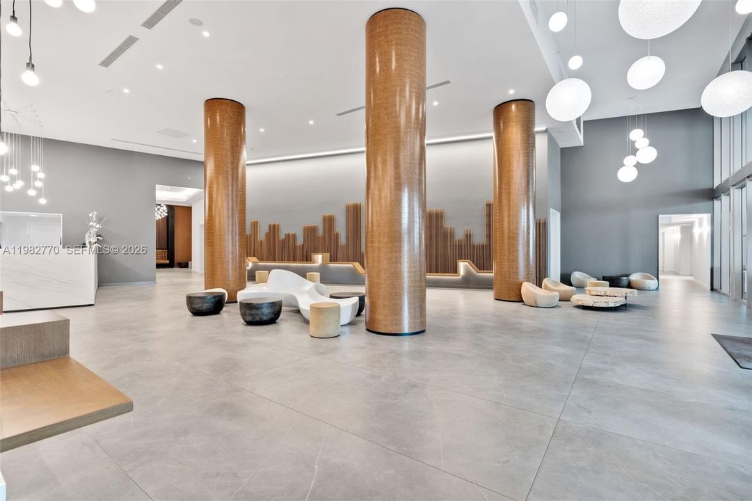 For Sale: $380,000 (1 beds, 1 baths, 704 Square Feet)