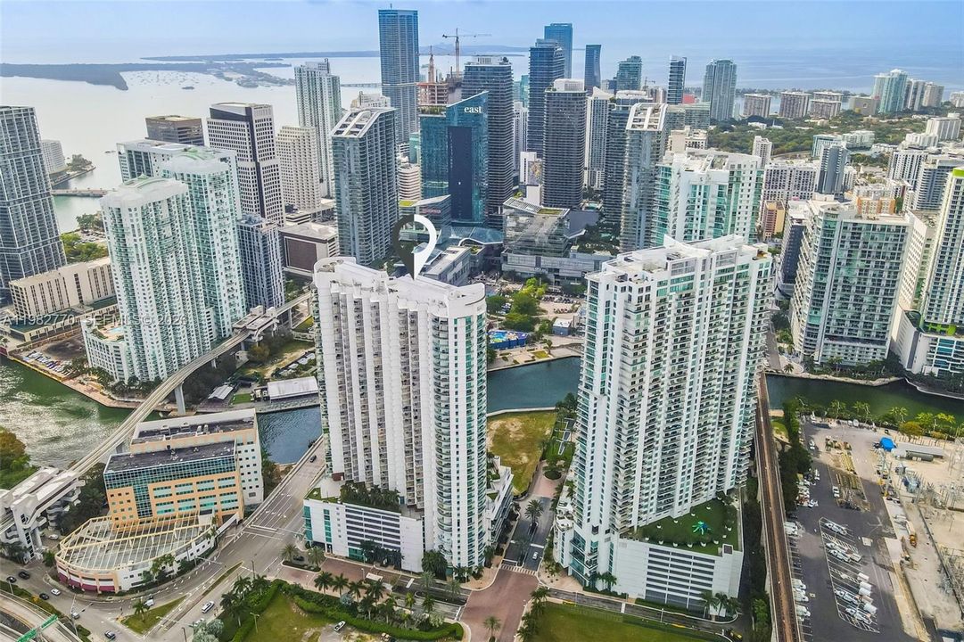 For Sale: $380,000 (1 beds, 1 baths, 704 Square Feet)