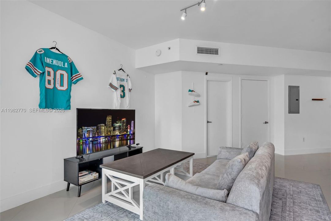 For Sale: $380,000 (1 beds, 1 baths, 704 Square Feet)