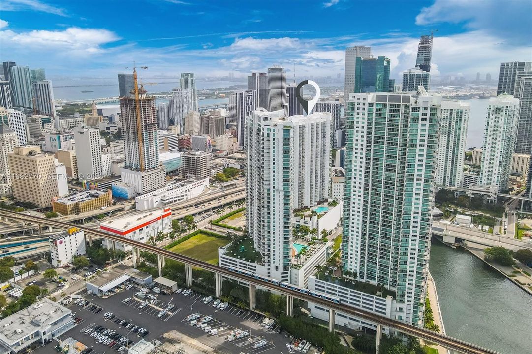 For Sale: $380,000 (1 beds, 1 baths, 704 Square Feet)