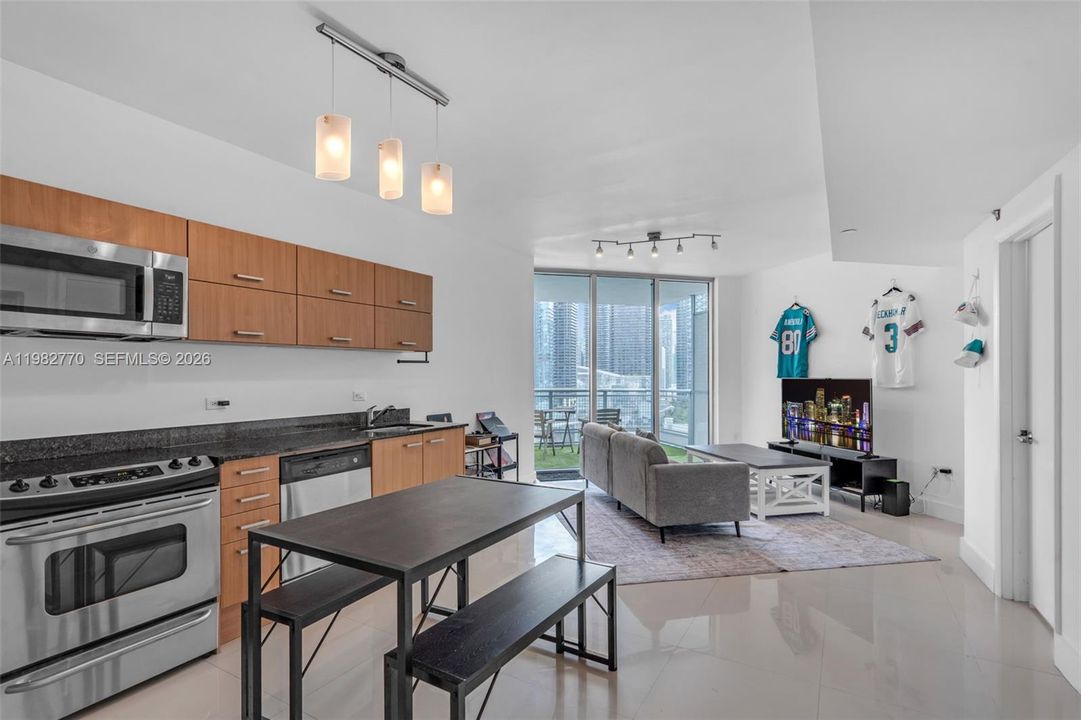 For Sale: $380,000 (1 beds, 1 baths, 704 Square Feet)