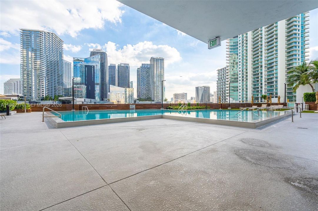 For Sale: $380,000 (1 beds, 1 baths, 704 Square Feet)