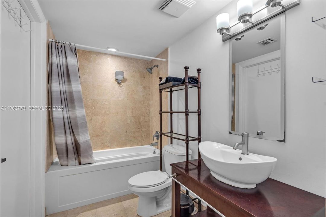 For Sale: $380,000 (1 beds, 1 baths, 704 Square Feet)