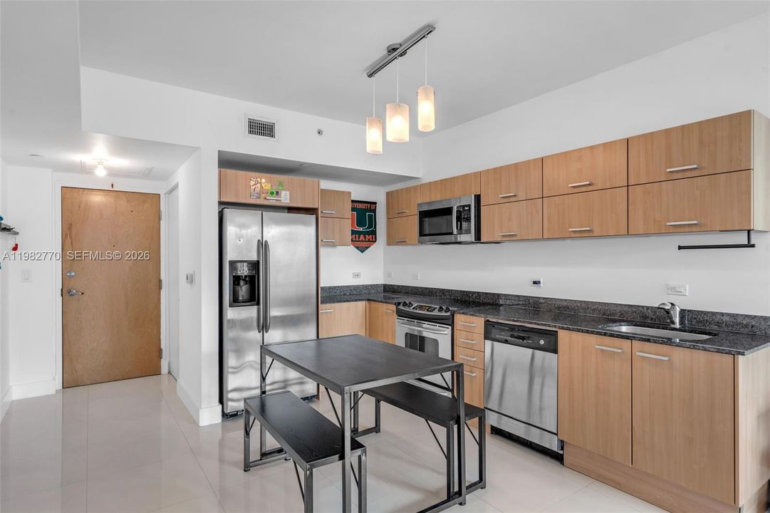 For Sale: $380,000 (1 beds, 1 baths, 704 Square Feet)