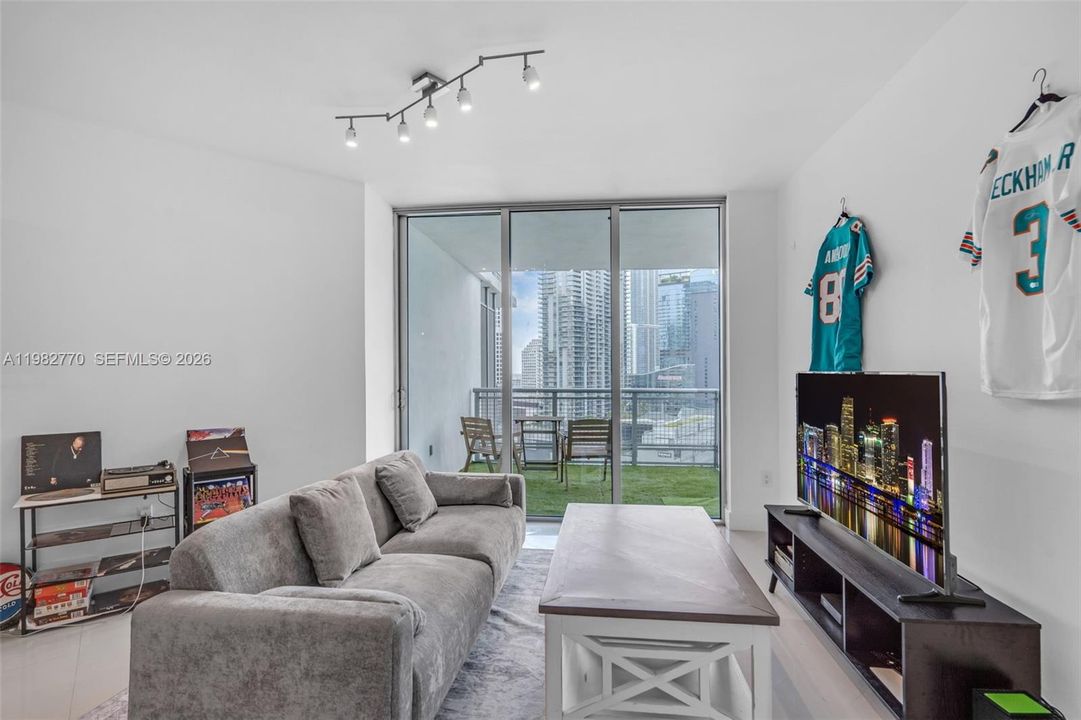 For Sale: $380,000 (1 beds, 1 baths, 704 Square Feet)