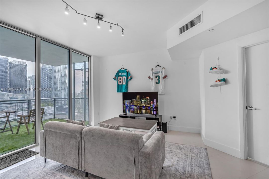 For Sale: $380,000 (1 beds, 1 baths, 704 Square Feet)