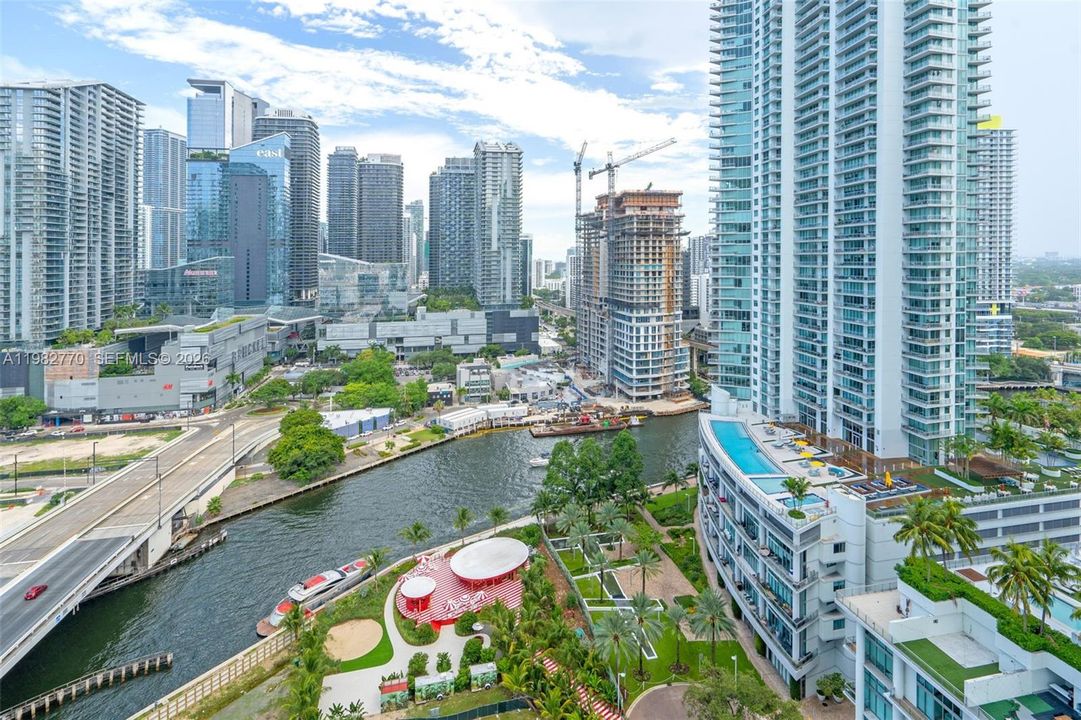 For Sale: $380,000 (1 beds, 1 baths, 704 Square Feet)