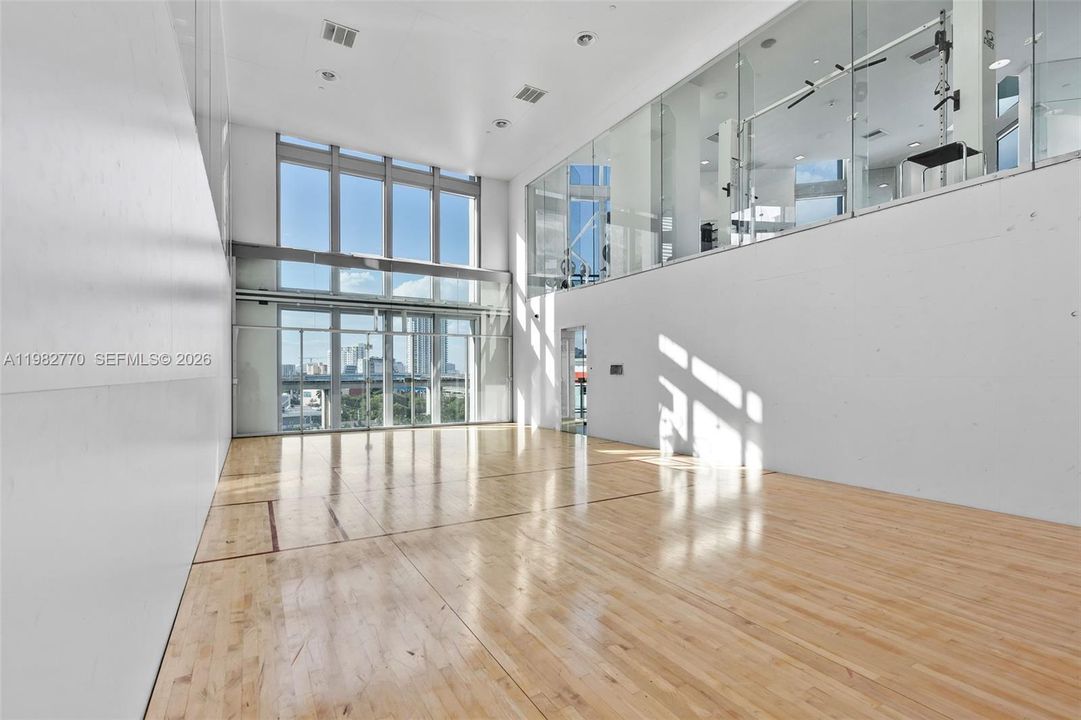 For Sale: $380,000 (1 beds, 1 baths, 704 Square Feet)