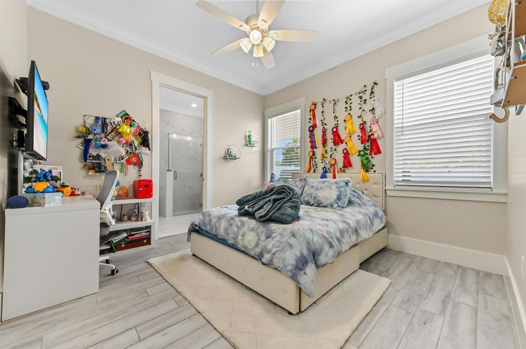 27 Bedroom 01