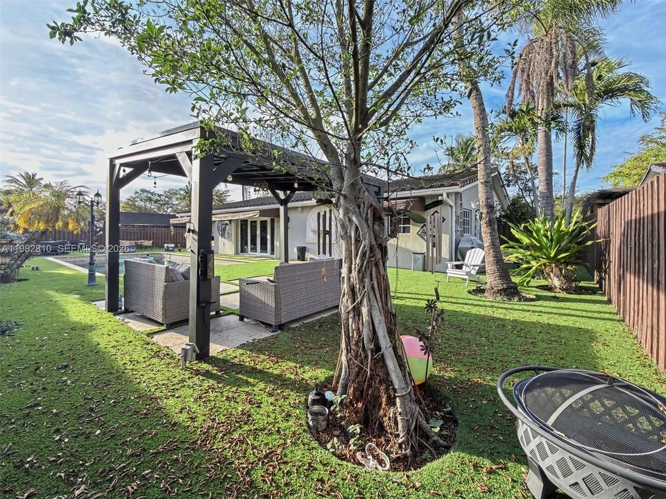 For Sale: $975,000 (4 beds, 2 baths, 2100 Square Feet)