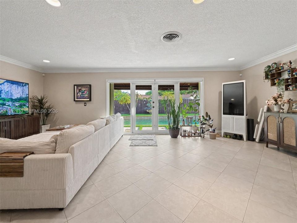 For Sale: $975,000 (4 beds, 2 baths, 2100 Square Feet)