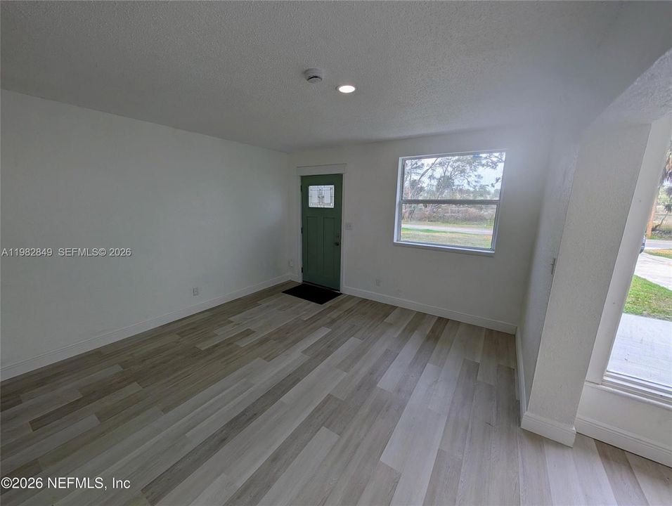 Recently Rented: $1,600 (3 beds, 1 baths, 1250 Square Feet)