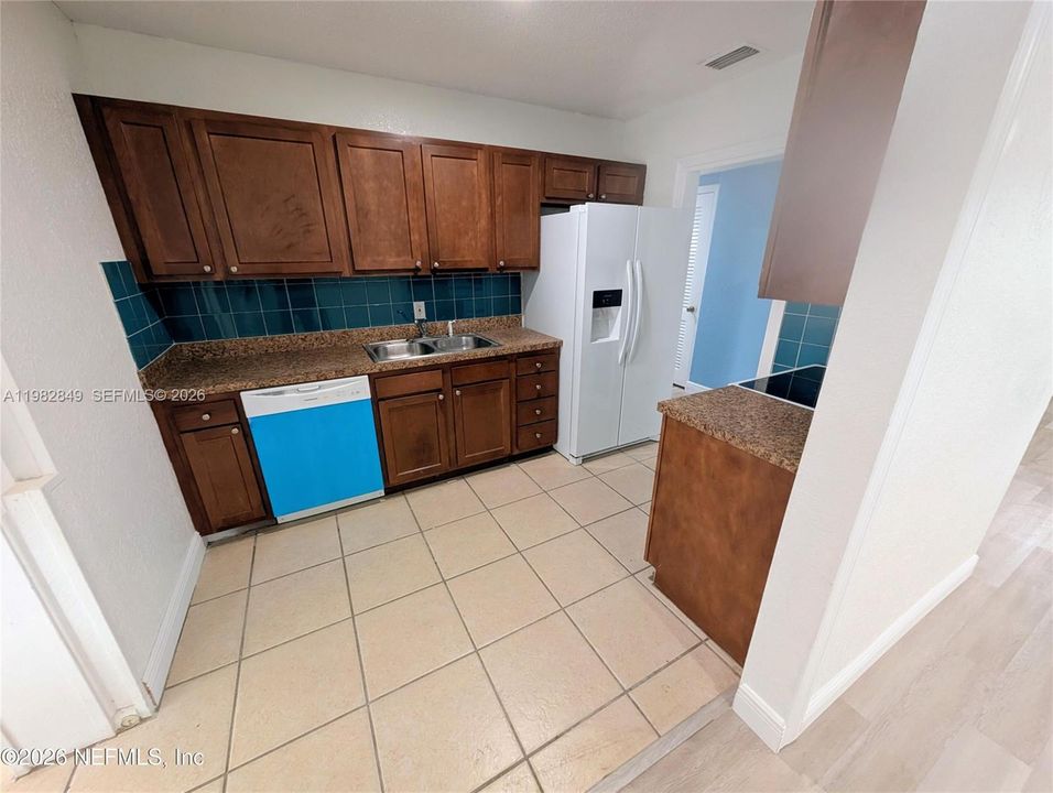 Recently Rented: $1,600 (3 beds, 1 baths, 1250 Square Feet)