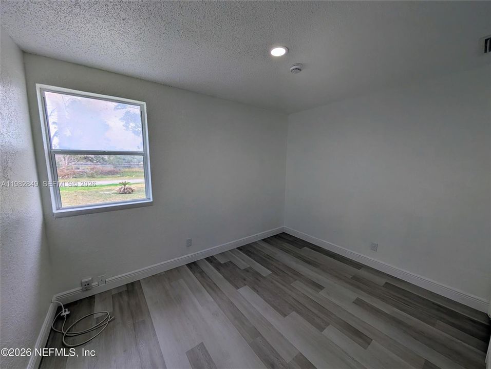 Recently Rented: $1,600 (3 beds, 1 baths, 1250 Square Feet)