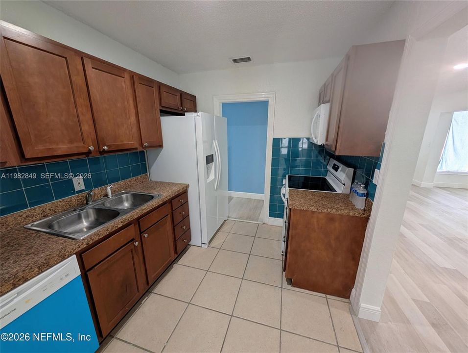 Recently Rented: $1,600 (3 beds, 1 baths, 1250 Square Feet)