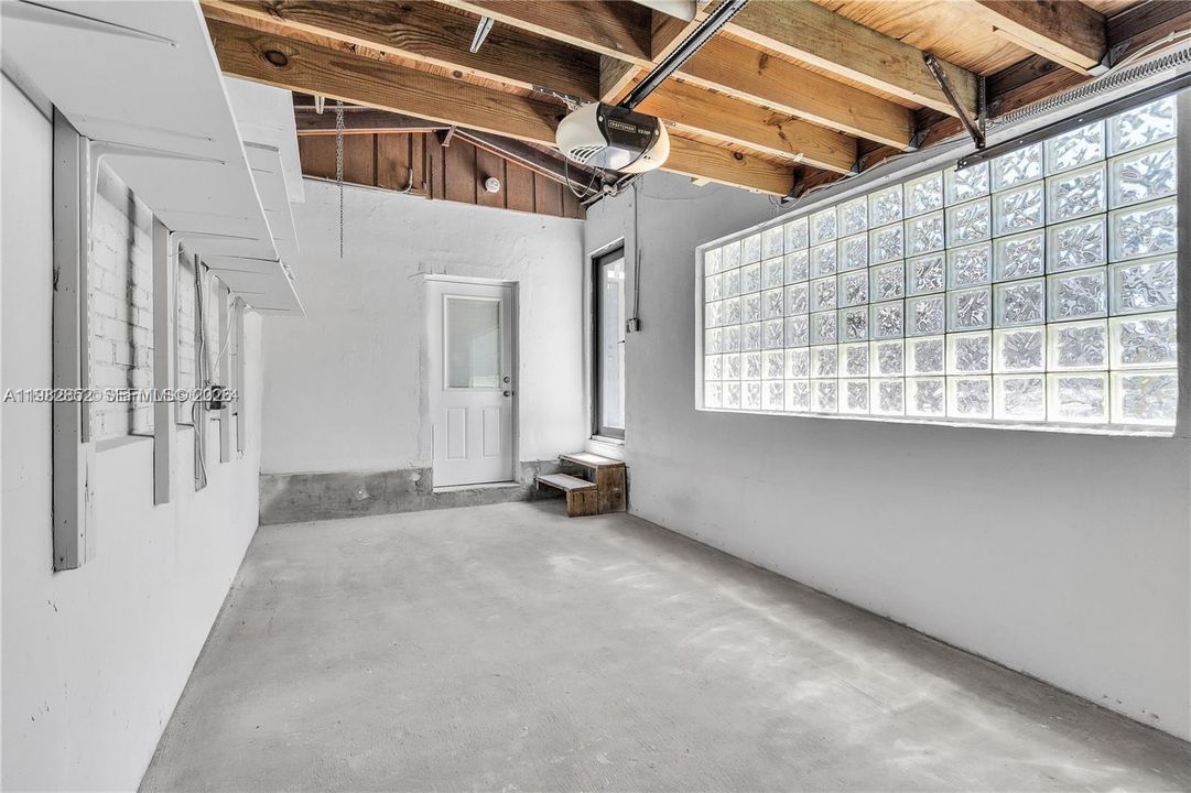 Active With Contract: $1,050,000 (3 beds, 2 baths, 1676 Square Feet)