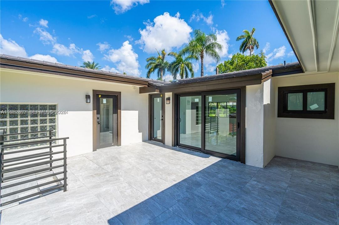 Active With Contract: $1,050,000 (3 beds, 2 baths, 1676 Square Feet)