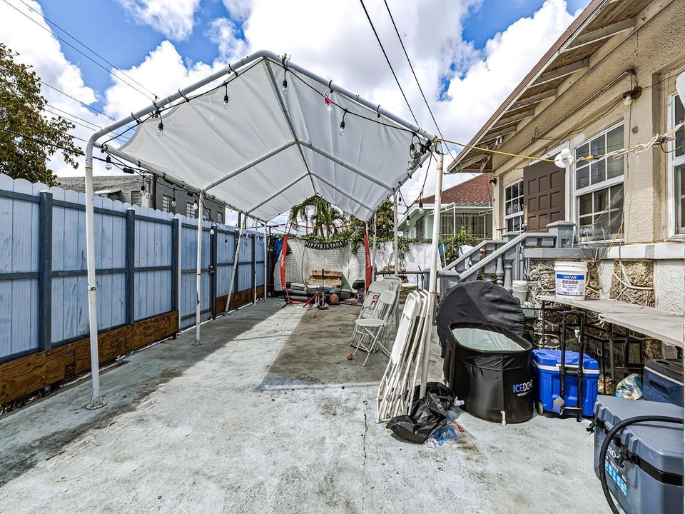 SIDE YARD