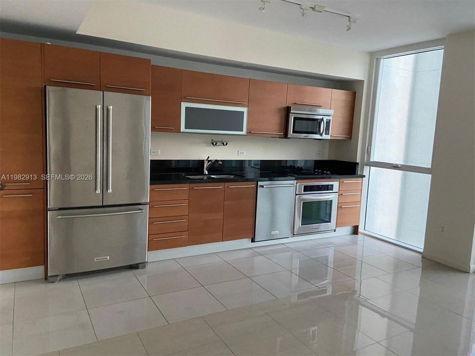 Под контрактом: $1,950 (0 спален, 1 ванн, 632 Квадратных фут)