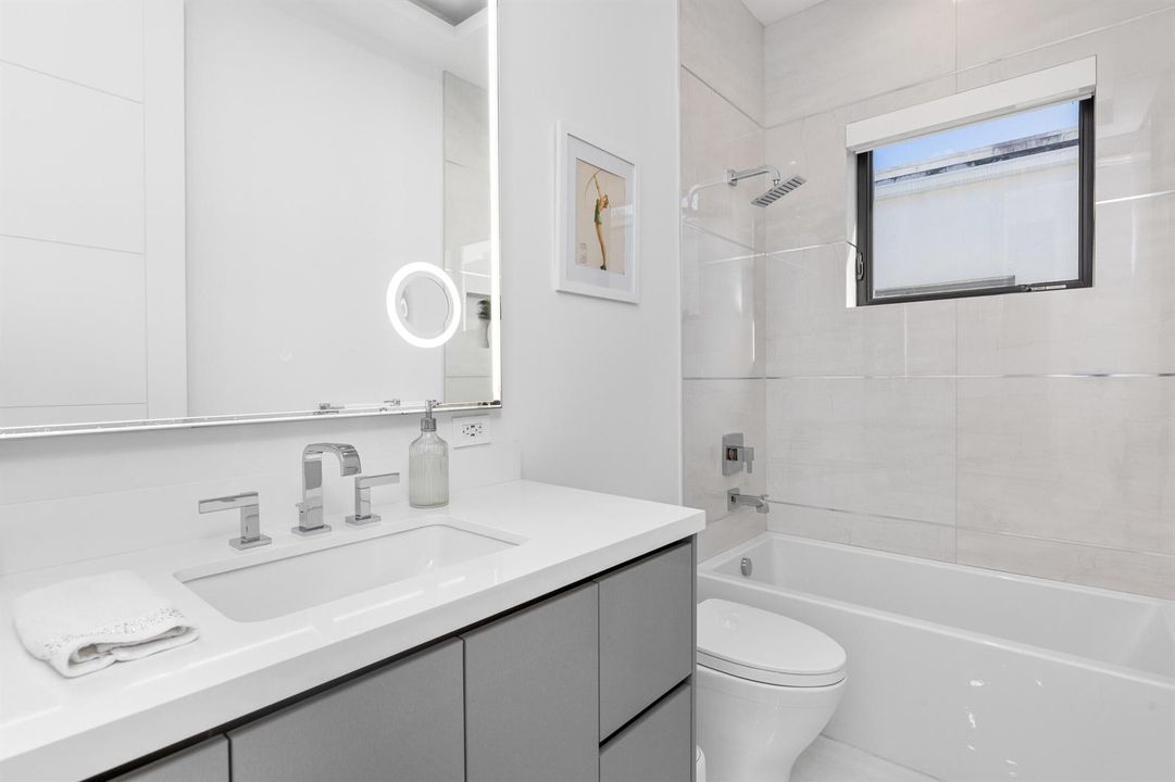 Guest Bath 4