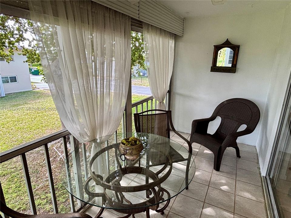 На продажу: $110,000 (2 спален, 2 ванн, 990 Квадратных фут)