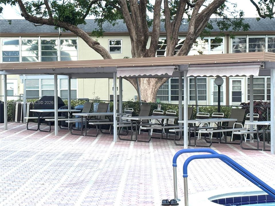 На продажу: $110,000 (2 спален, 2 ванн, 990 Квадратных фут)