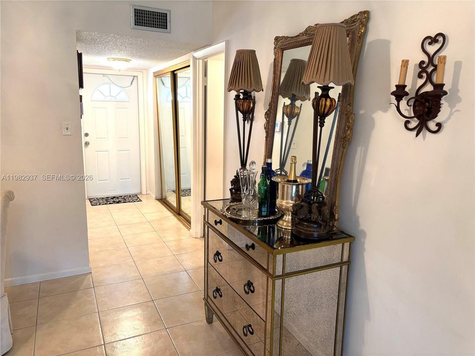 На продажу: $110,000 (2 спален, 2 ванн, 990 Квадратных фут)