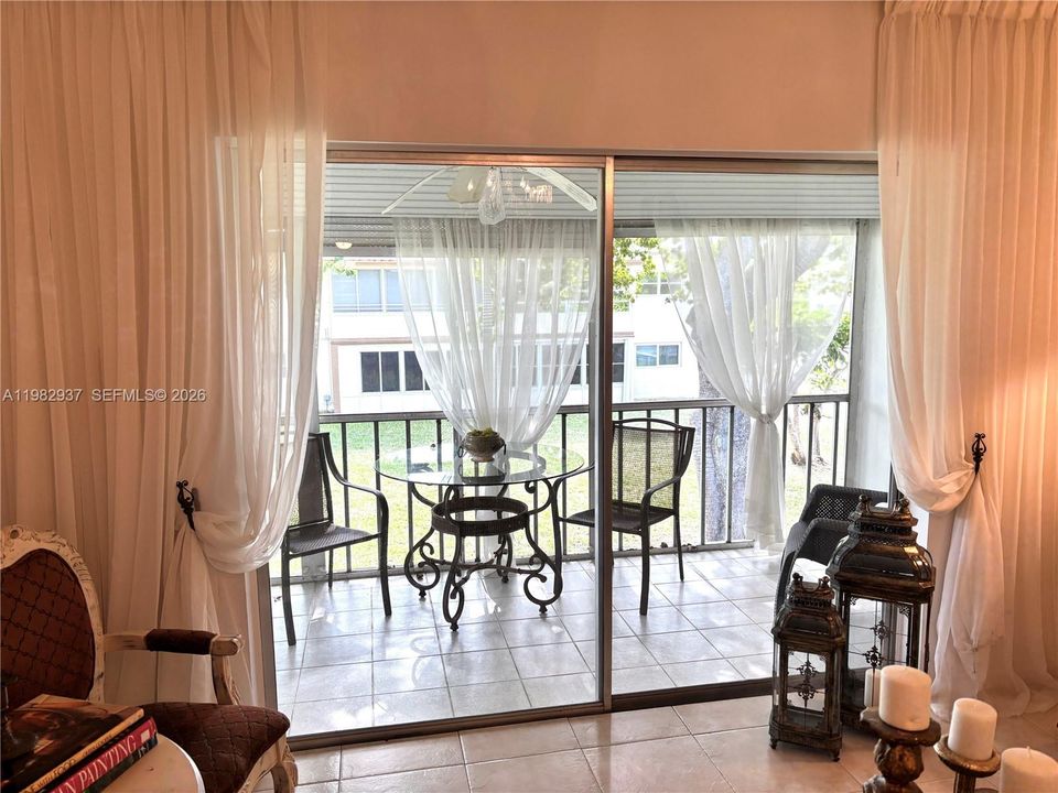 На продажу: $110,000 (2 спален, 2 ванн, 990 Квадратных фут)