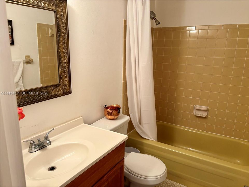 На продажу: $110,000 (2 спален, 2 ванн, 990 Квадратных фут)