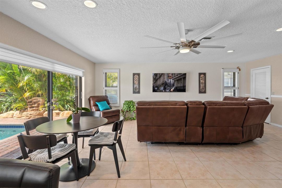 BREAKFAST_NOOK_TO_FAMILY_ROOM_DT