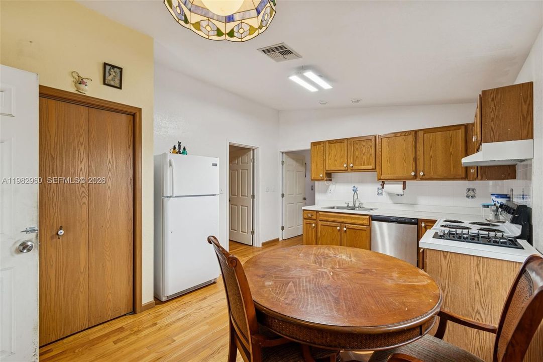 Activo con contrato: $475,000 (4 camas, 3 baños, 1456 Pies cuadrados)
