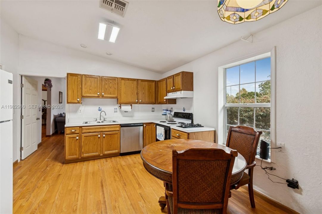 Activo con contrato: $475,000 (4 camas, 3 baños, 1456 Pies cuadrados)