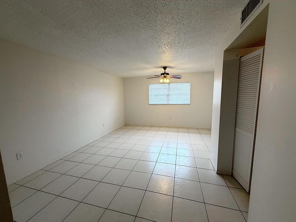 Living area (3)