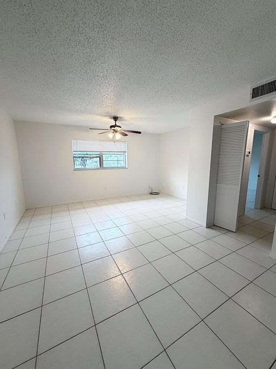 Living area (4)
