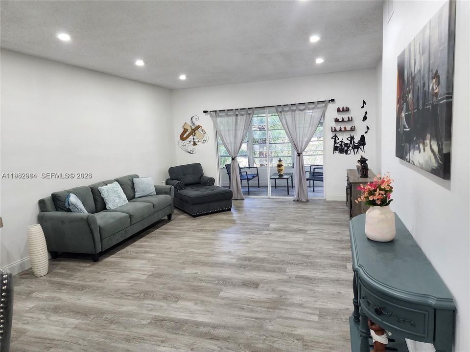 На продажу: $195,000 (2 спален, 2 ванн, 990 Квадратных фут)