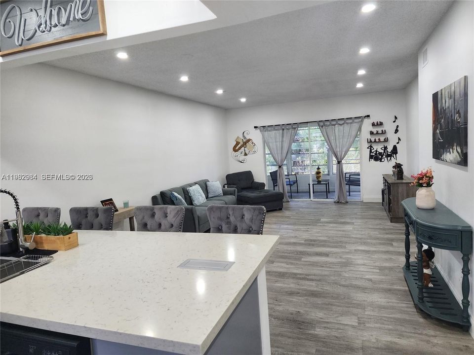 На продажу: $195,000 (2 спален, 2 ванн, 990 Квадратных фут)